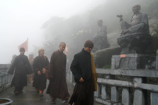 Sun World Fansipan Legend tặng vé cáp treo tới Tăng Ni ảnh 6 C_c _o_n t_ng ni ph_t t_ gh_ th_m Fansipan 54.jpg