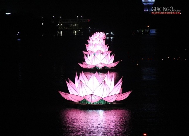 TT-Huế: Lễ thắp sáng 7 hoa sen trên sông Hương ảnh 9 a thapsang01.jpg