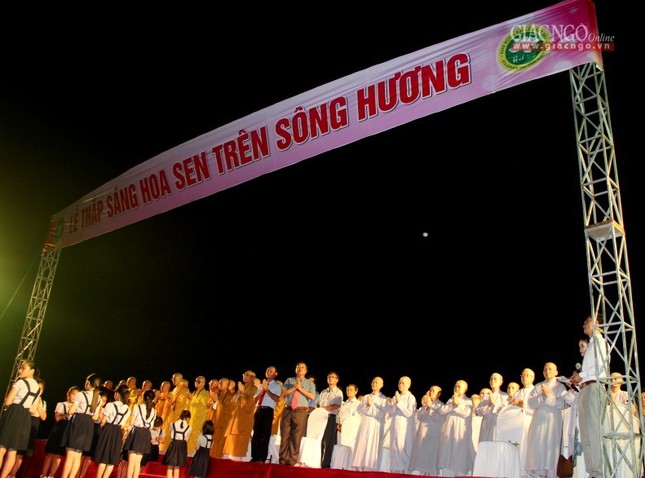 TT-Huế: Lễ thắp sáng 7 hoa sen trên sông Hương ảnh 5 a thapsang02.jpg