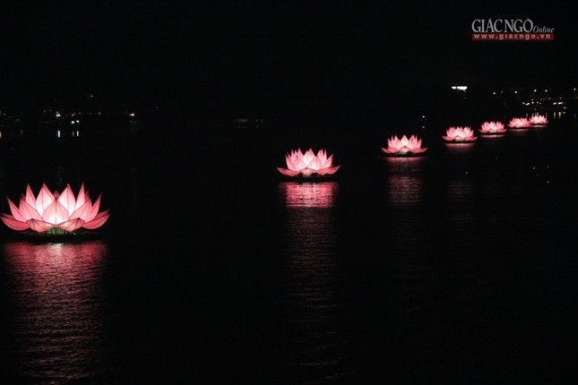 TT-Huế: Lễ thắp sáng 7 hoa sen trên sông Hương ảnh 10 a thapsang07.jpg