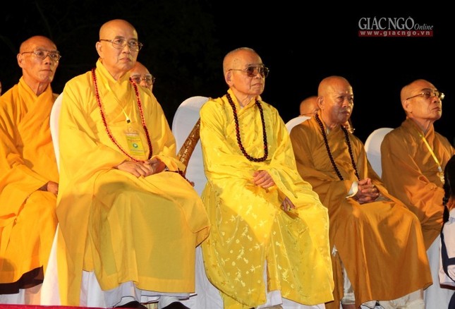 TT-Huế: Lễ thắp sáng 7 hoa sen trên sông Hương ảnh 1 a thapsang09.jpg