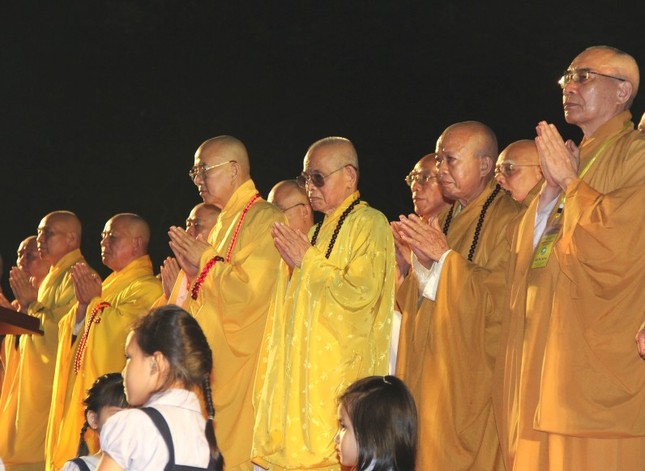 TT-Huế: Lễ thắp sáng 7 hoa sen trên sông Hương ảnh 6 a thapsang13.jpg