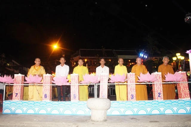 Phật giáo phố cổ Hội An thắp sáng 7 đóa sen ảnh 4 hoian34.jpg