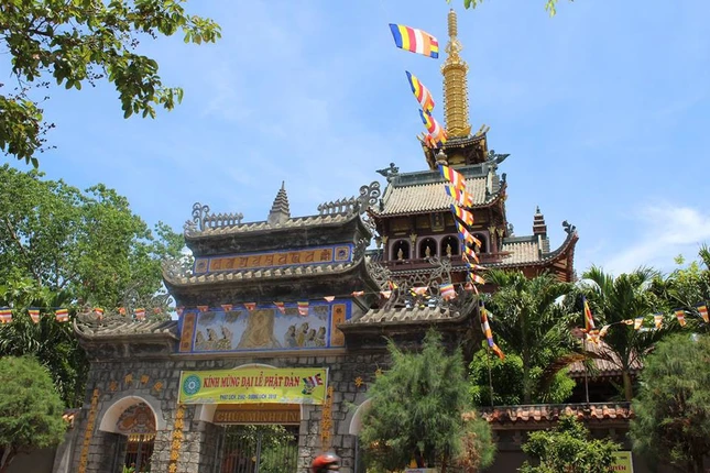 Các chùa đất võ Bình Định đón mừng Phật đản ảnh 6 33029012_1253235778113289_1550783579573714944_n_jpg__nc_cat_0_amp;oh_405e25fc4008f04605ffce5a790f7498_amp;oe_5b7994fa.jpg