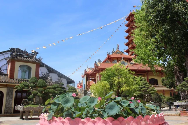 Các chùa đất võ Bình Định đón mừng Phật đản ảnh 9 33061377_1253235214780012_5353976712159821824_n_jpg__nc_cat_0_amp;oh_88629eb2cee6753f1884c48c675b7816_amp;oe_5b9922fa.jpg