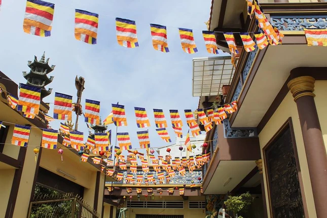 Các chùa đất võ Bình Định đón mừng Phật đản ảnh 16 33063461_1253252604778273_3045321397015412736_n_jpg__nc_cat_0_amp;oh_cf7bff6467457b11bb3edb03fafc90b8_amp;oe_5b8c2eaa.jpg