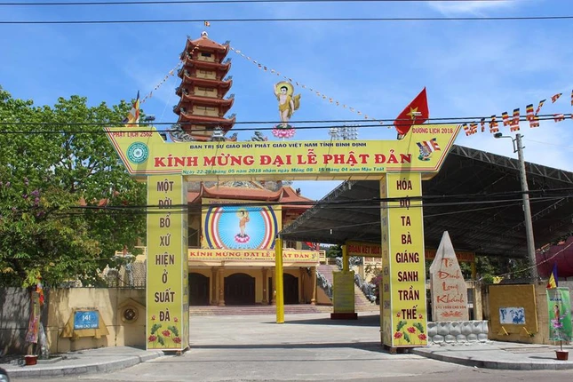 Các chùa đất võ Bình Định đón mừng Phật đản ảnh 1 33072609_1253229694780564_7188754163684081664_n_jpg__nc_cat_0_amp;oh_6bb57b52a6bf4374324fc87dde58b46f_amp;oe_5bc40b34.jpg
