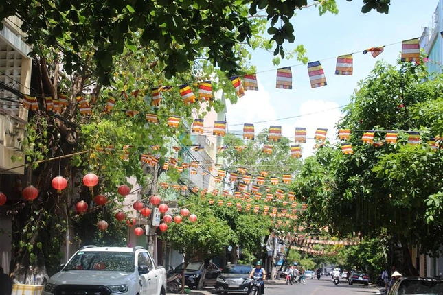 Các chùa đất võ Bình Định đón mừng Phật đản ảnh 18 33096396_1253234231446777_6985444748492275712_n_jpg__nc_cat_0_amp;oh_1721513efec0045e320c66731747be53_amp;oe_5b8a9937.jpg