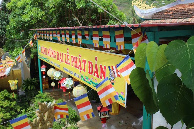 Các chùa đất võ Bình Định đón mừng Phật đản ảnh 14 33113900_1253240588112808_7699438256353443840_n_jpg__nc_cat_0_amp;oh_2eacd1508a3cb3de3da87f19f59dbc45_amp;oe_5b85ffc9.jpg