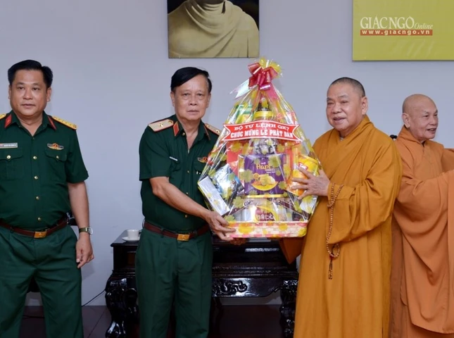 Cuc ANXH - Bo Tu lenh QK7 chuc mung P_ (12).jpg