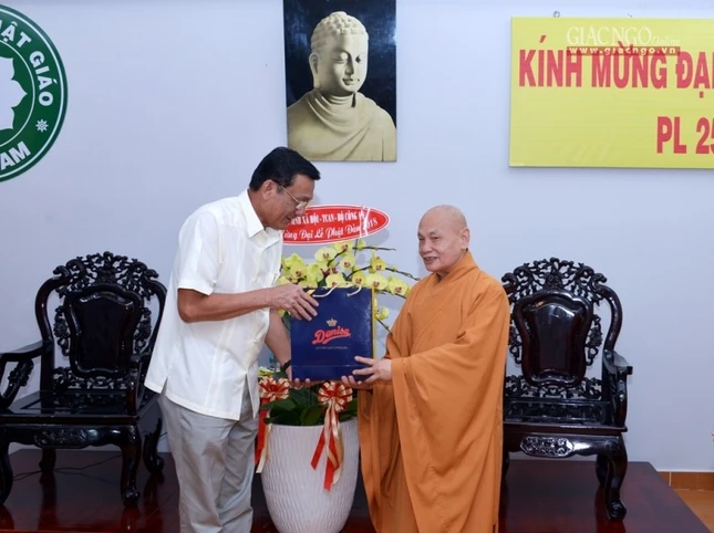 Cuc ANXH - Bo Tu lenh QK7 chuc mung P_ (5).jpg