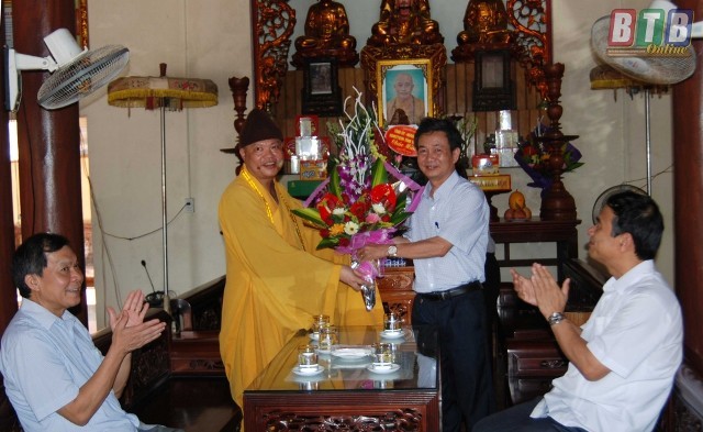 Thái Bình: Lãnh đạo tỉnh thăm, chúc mừng Phật đản ảnh 5 IMG_2305_03.jpg