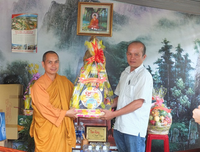 Hoạt động thăm, chúc mừng Phật đản ở các địa phương ảnh 1 ngocdat.jpg