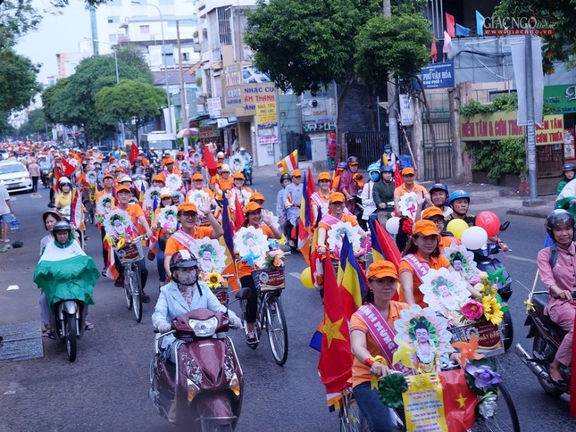 Người trẻ Sài Gòn đạp xe mang thông điệp lành mùa Đản sanh ảnh 9 H_nh 14.jpg