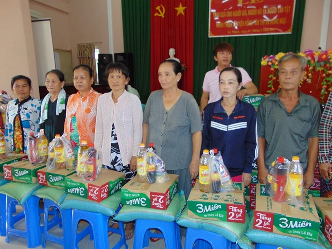 Chương trình “Hạt gạo yêu thương” lần 4 ảnh 1 TRAO QUA CHO HO NGHEO.JPG