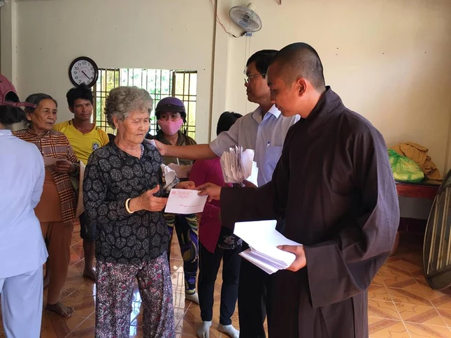 Canh trao qua cho ho ngheo nhan Le  Phat Dan tai chua Hieu Duc.jpg