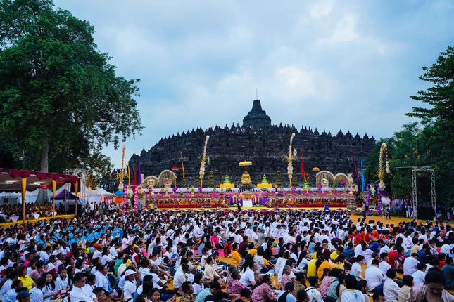 Đèn trời rực sáng thánh địa Phật giáo trong lễ Phật đản ảnh 5 5-1527622005873873188760_jpg.jpg