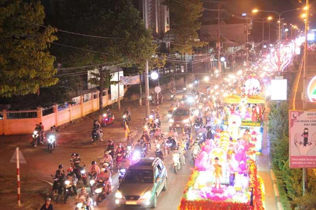Gia Lai: Diễu hành xe hoa kính mừng Phật đản ảnh 4 IMG_4416.jpg