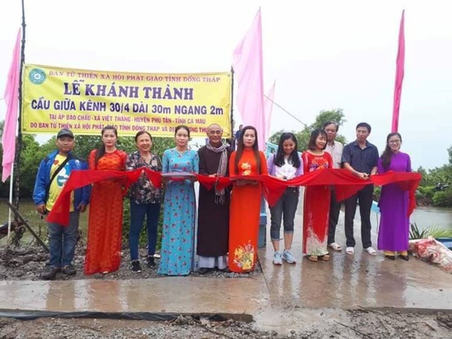 Cat bang khanh thanh cau kenh giua 30-4 ap Bau Chau.jpg