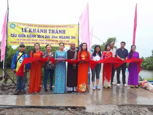 Cat bang khanh thanh cau kenh giua  30-4 ap Bau Chau.jpg