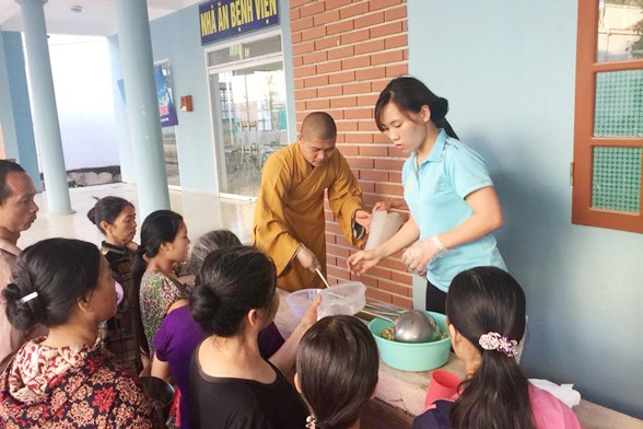 Tặng cháo, giao nhà, giúp học sinh nghèo ảnh 1 tuthien.jpg