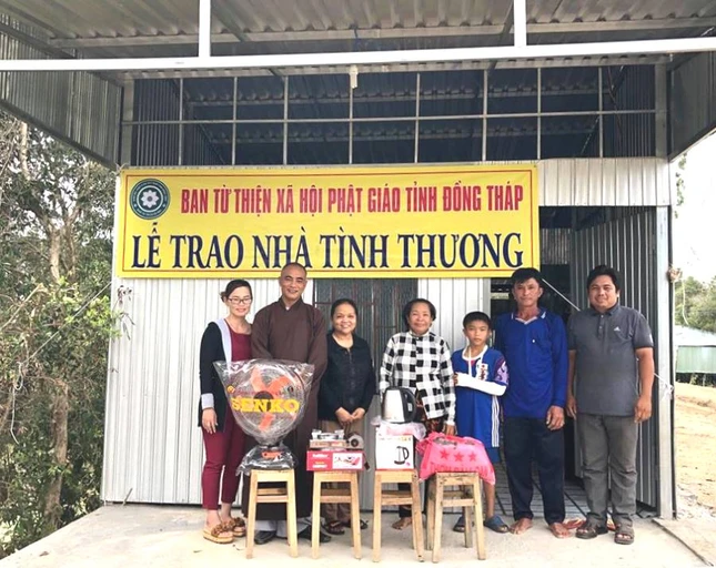 TT Thich Thien Quy tang nha va qua  cho ho ba Thua.jpg