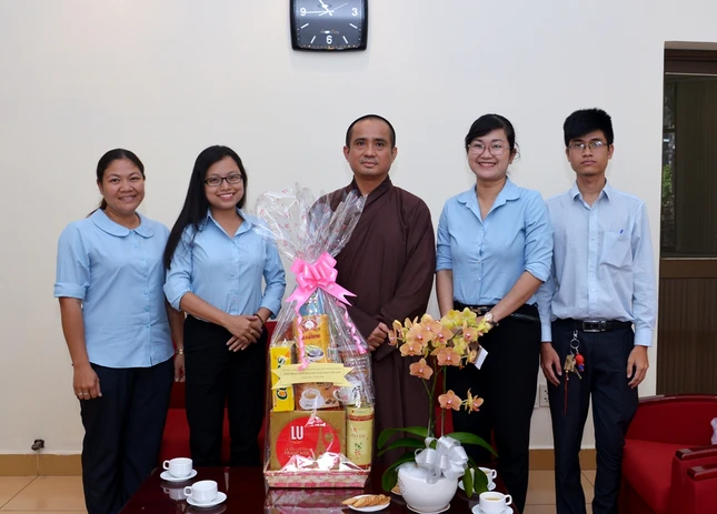 CA-UBND Q3 Mung Ngay Nha Bao (5).JPG