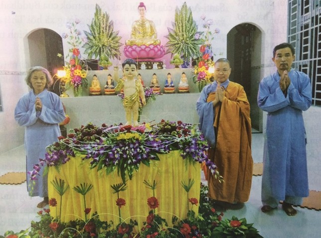 Phật tử Nguyễn Tấn Phát (bìa phải) - Ảnh: CV camvang.jpeg