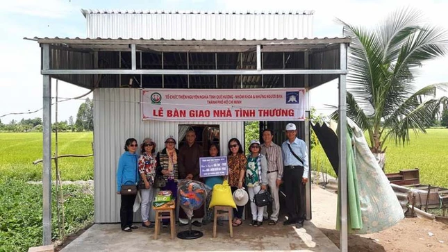 Canh Le ban giao nha TT va qua cho  ho ngheo.jpg