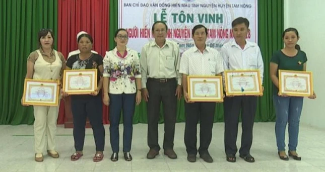 CT hoi CTD tinh DT va PCT UBND  huyen TN trao GK cho nguoi hien mau 15 lan.JPG