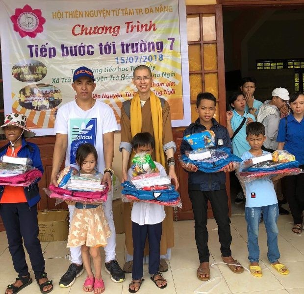 Hội Từ Tâm tặng quà học trò ở Quảng Ngãi ảnh 1 a tiepsuc.jpg