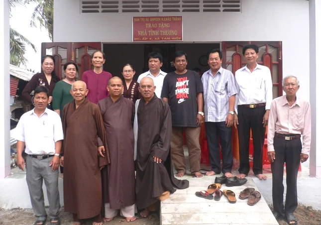 Hỗ trợ phẫu thuật mắt & xây nhà tình thương ảnh 2 P1040194.JPG