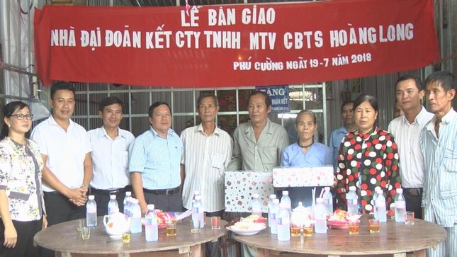 Lanh dao huyen-xa-nha tai tro va  gia dinh nhan nha qua chup anh luu niem.JPG