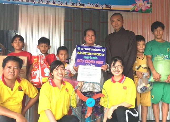 DD Thich Minh Khong trao tang nha  va qua.jpg