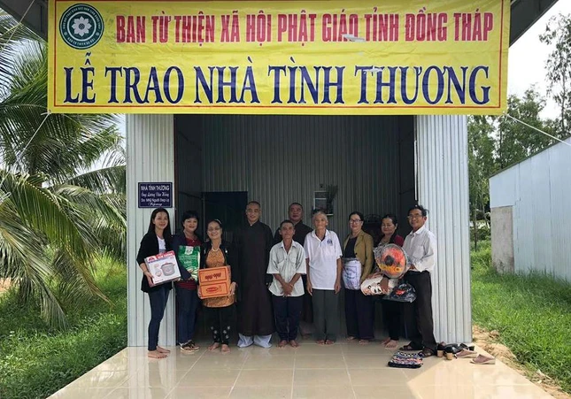 TT Thich Thien Quy tang nha tinh  thuong va qua.jpg