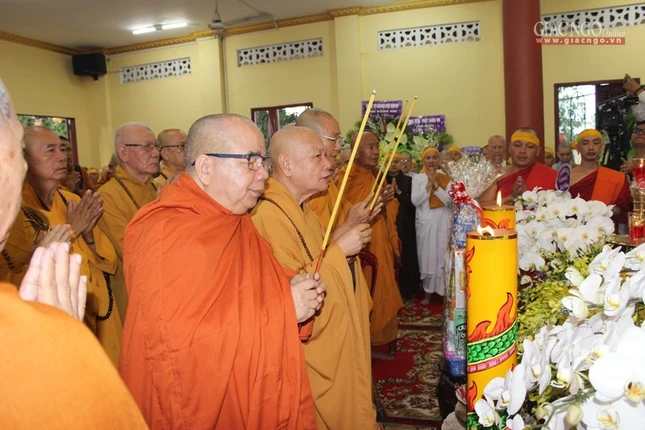 Cung tiễn kim quan TT.Thích Thiện Minh về Vĩnh Long ảnh 2 4dq.jpg