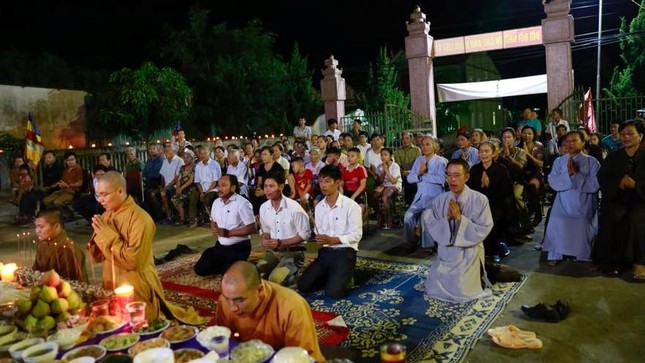 Cầu siêu, thắp nến tri ân, tưởng nhớ anh hùng liệt sĩ ảnh 2 02.jpg