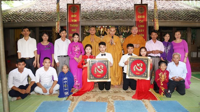 Hai đôi bạn trẻ về chùa làm lễ hằng thuận ảnh 1 02.jpg