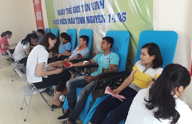 Hiến máu tình nguyện, trao quà gia đình chính sách ảnh 1 a tuthien2.jpg