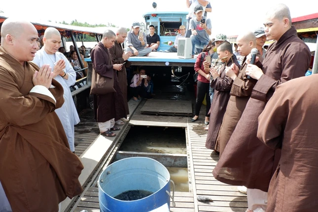 chư Tôn đức Tăng Ni chú nguyện trước giờ phóng sanh.JPG
