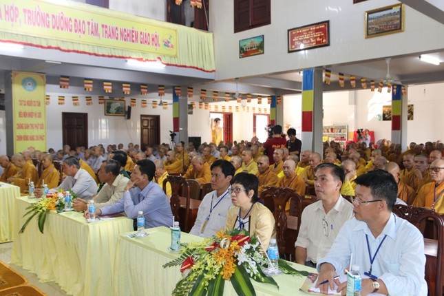 12- Toàn cảnh Chư tôn đức và quan khách tham dự .JPG