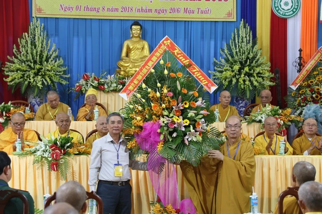 8- UBMTTQ tỉnh chúc mừng .JPG