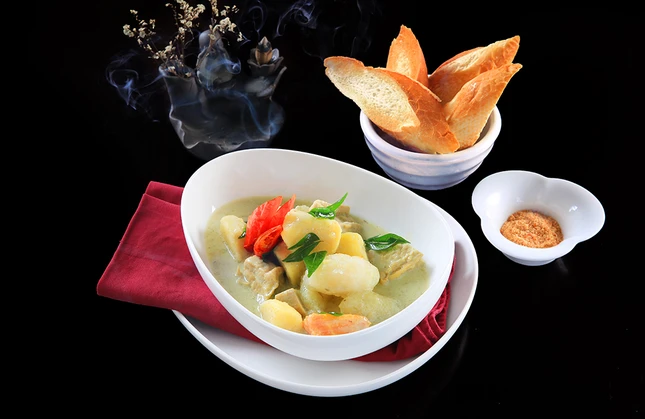 khoai mì và sake nấu cari xanh.jpg