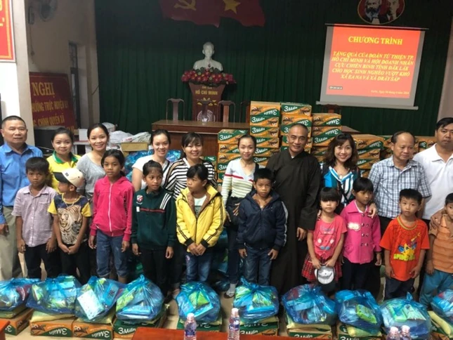 Canh trao qua cho HS ngheo tinh Dac  Lac.jpg