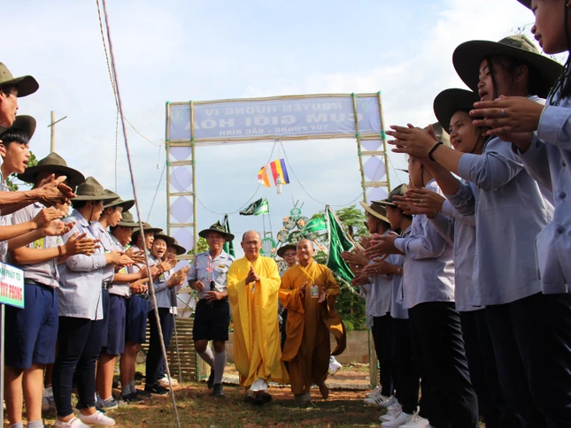 6b- Chư Tôn đức và khách mời Thăm đất trại.jpg