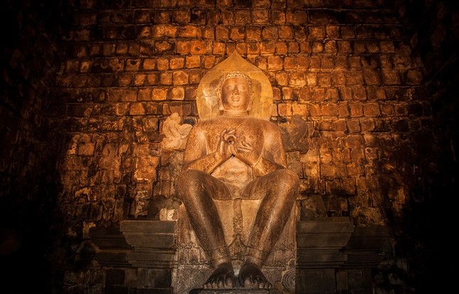 Buddha statue mendut java.jpg