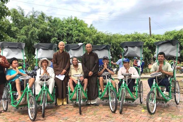 Tang xe lan xe lac va qua cho ho ngheo khuyet tat HTB.jpg