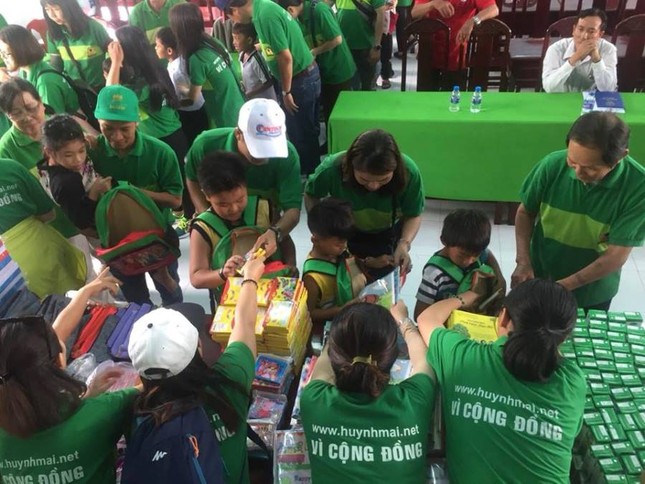 Các đơn vị trao quà cho học sinh & trao nhà, xe lăn ảnh 2 Tang qua cho Hs ngheo huyen Tam Nong.jpg