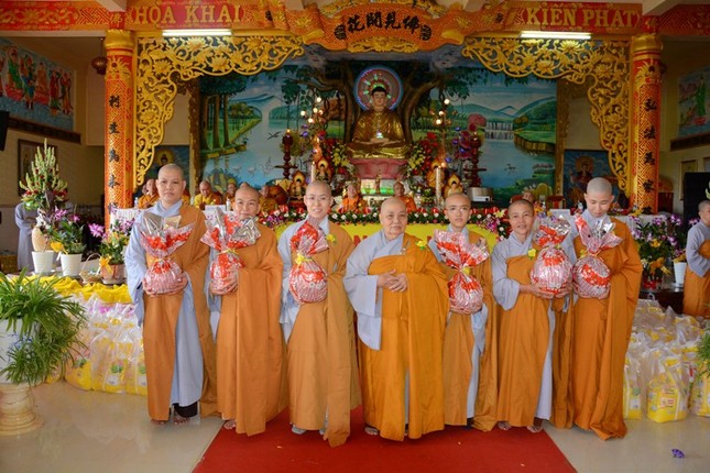 30. Ni Su TPB Ni gioi trao phan thuong cho cac hanh gia An cu.JPG