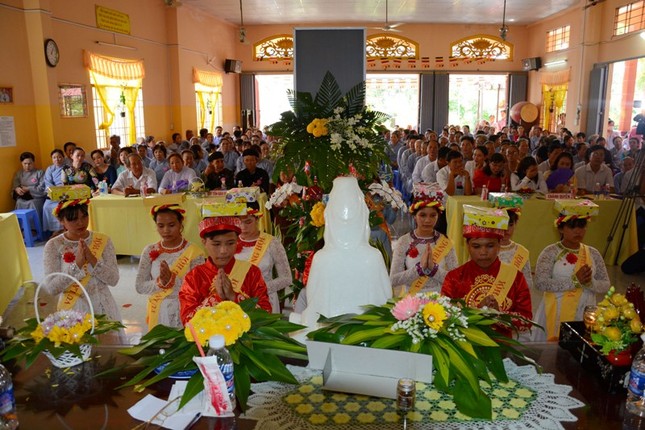 22.  Phat tu dang cung Phap y Ca Sa.JPG